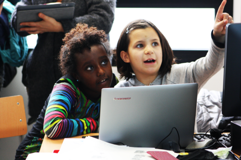 Dues nenes al HACKATON Girls In Lab