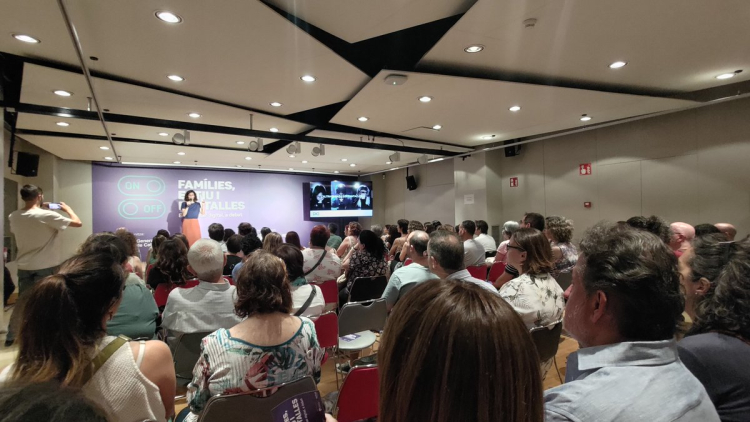 Image of the day 'Families, summer and screens: digital well-being, up for debate'