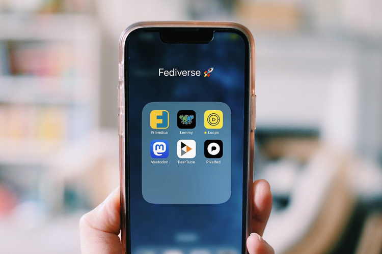 Mobile with fedivers applications