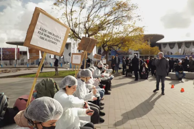 Activists and workers of SETEM Catalunya gathered at the entrance of the Mobile World Congress 2022 (MWC)