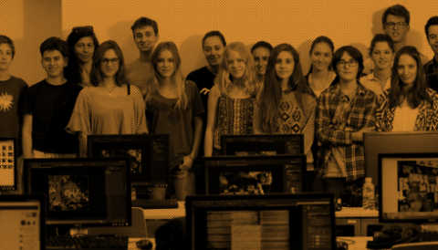 Un grup de joves amb ordinadors