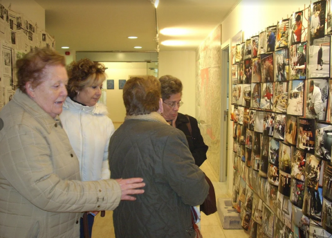 Grup motor de dones del bloc "Memòria de Barri de la Torrassa i Collblanc" del Punt TIC-Òmnia JIS Arrels 