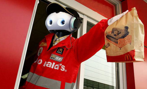 Robot servint menjar