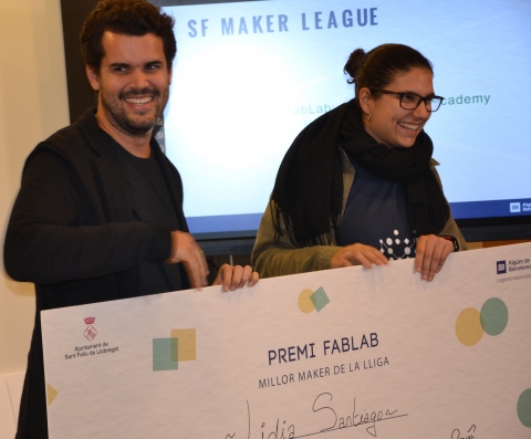 Lidia Santiago, dinamitzadora digital de l'Òmnia de Torrelles de Llobregat, rebent el premi a la millor maker