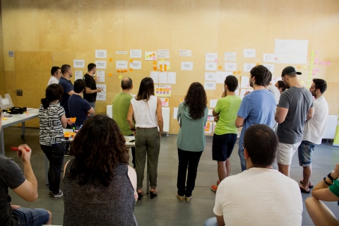 Un moment de la posada en comú d'idees en el taller de cocreació