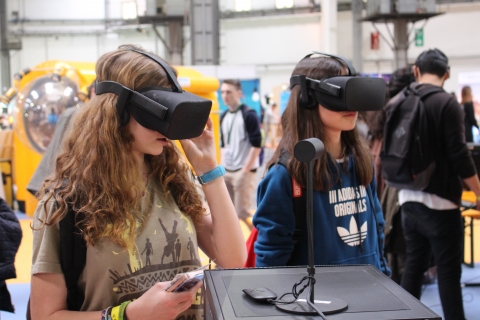 Noies treballant amb eines tecnològiques