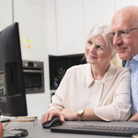 La gent gran es forma amb les TIC