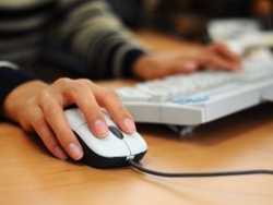 woman_using_computer_png