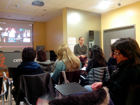 Oriol Cesena de l'empresa Focalizza fent la xerrada a Tremp