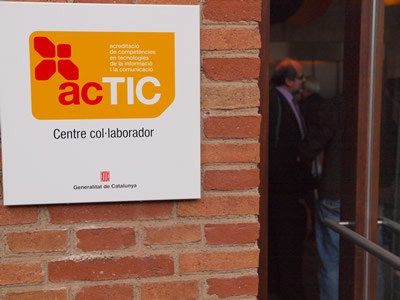 Entrada del Citiblab amb la placa de centre col·laborador ACTIC