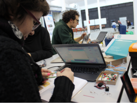 Taller de robòtica educativa a l'Ateneu de Fabricació de Les Corts