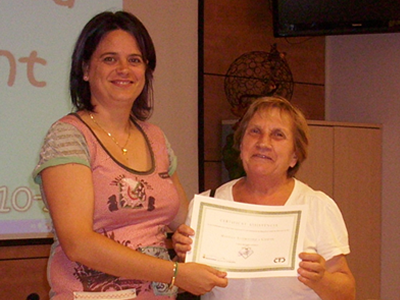 Lliurament de diplomes al CTC de Masquefa: La Matilde recull el seu certificat de mans de l'Elena