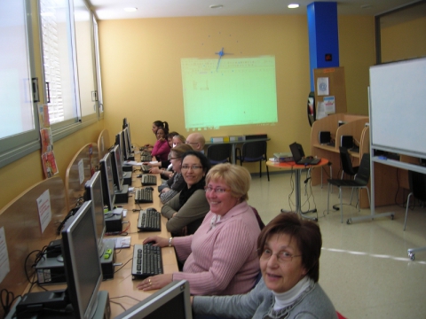 Alumnes al Punt TIC e-centre Tremp