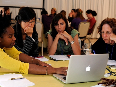 Emprenedoria femenina: Imatge CC BY-SA 2.0: www.flickr.com/photos/usembassyta/7131937261/