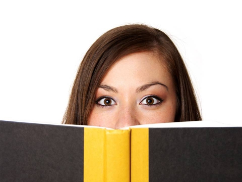 Una noia llegint un llibre