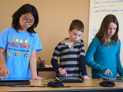 Infants utilitzant iPad a l'aula. Imatge del reportatge d'eldiario.es