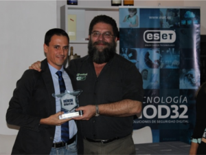 Rodrigo Zardoya, director de la Fundación Dédalo rep el premi Heroi digital institucional