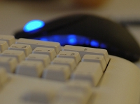 Teclat i ratolí. Autoria de la imatge: Jakub Hlavaty. Obra sota llicència CC - BY-SA