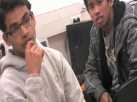 Imatge de dos dels alumnes del PQPI de l'Associació per a Joves TEB