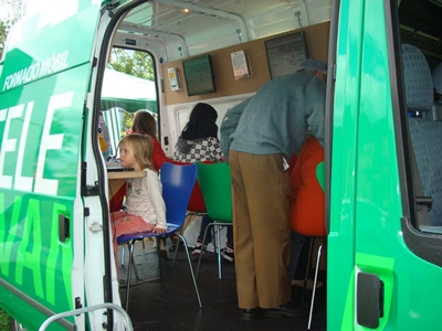 Usuaris fent servir els ordinadors de la Televan