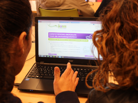 Dues dinamitzadores realitzant el test Ikanos al congrés de Fuerteventura