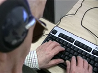 Imatge d'un alumne del projecte "Tic x Tots" al Punt TIC-Òmnia de Blanes