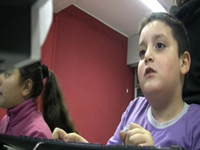 Imatge de dos infants a l'Òmnia La Font dels Capellans de Manresa