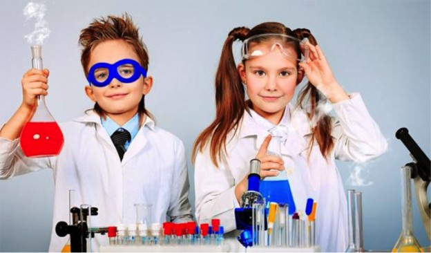 Niños haciendo experimentos de ciencia