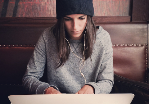 Dona jove escrivint a l'ordinador