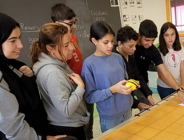 Algunes de les participants als tallers de robòtica del  Punt Òmnia Eudald Graells de Ripoll.