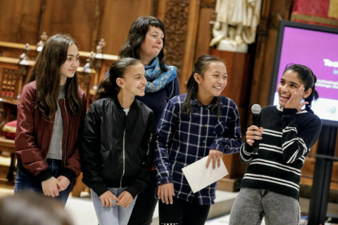 Fotografía de un grupo de chicas con su mentora, al acto de STEAMConf 2018