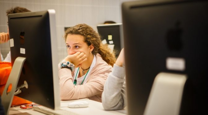 Una jove davant de l'ordinador